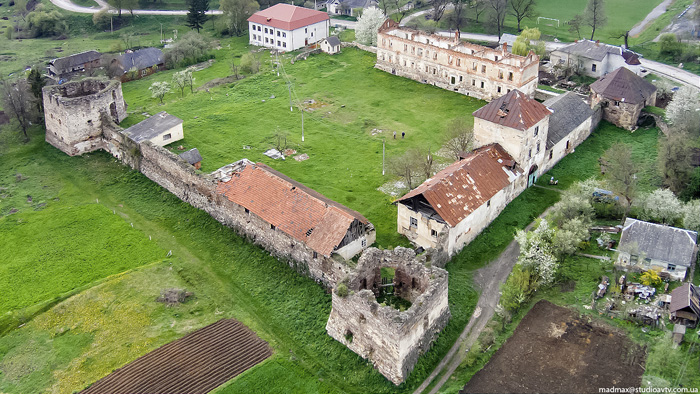 Такий вигляд має нині замок у Золотому Потоці на Тернопільщині. Фото надано автором